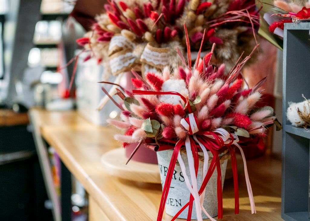 Reviving Christmas Decor with Dried Flower Elegance
